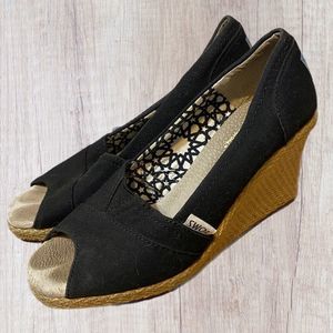 𝅺TOMS Black Espadrille Wedge Sandal, size 6